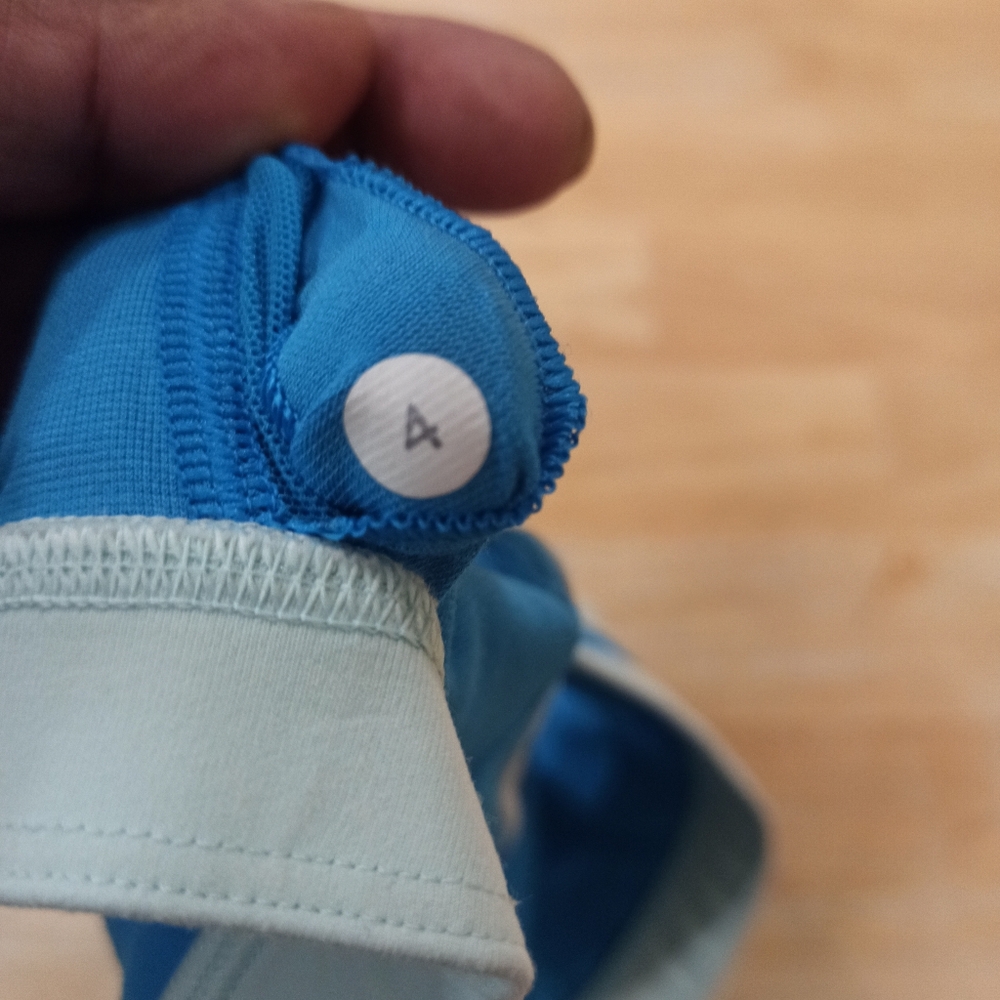 Lululemon Women's Sports Bra Size 4 - Picture 8 of 12